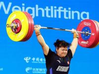 乐鱼真人体育娱乐-举重选手披荣誉之冠，战风骚